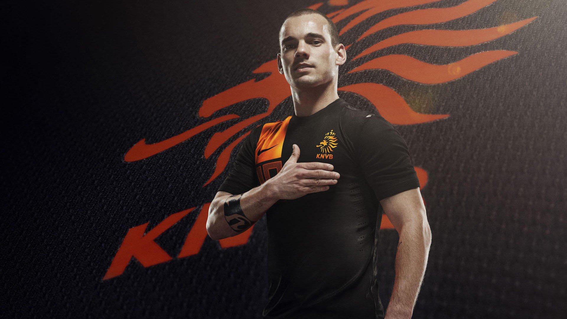 斯特林深夜苦练引关注，科巴姆基地的灯光为谁而亮？